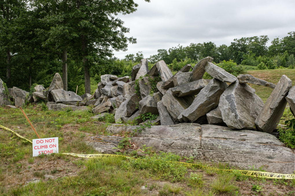 Do not climb on stone Do not climb on stone
