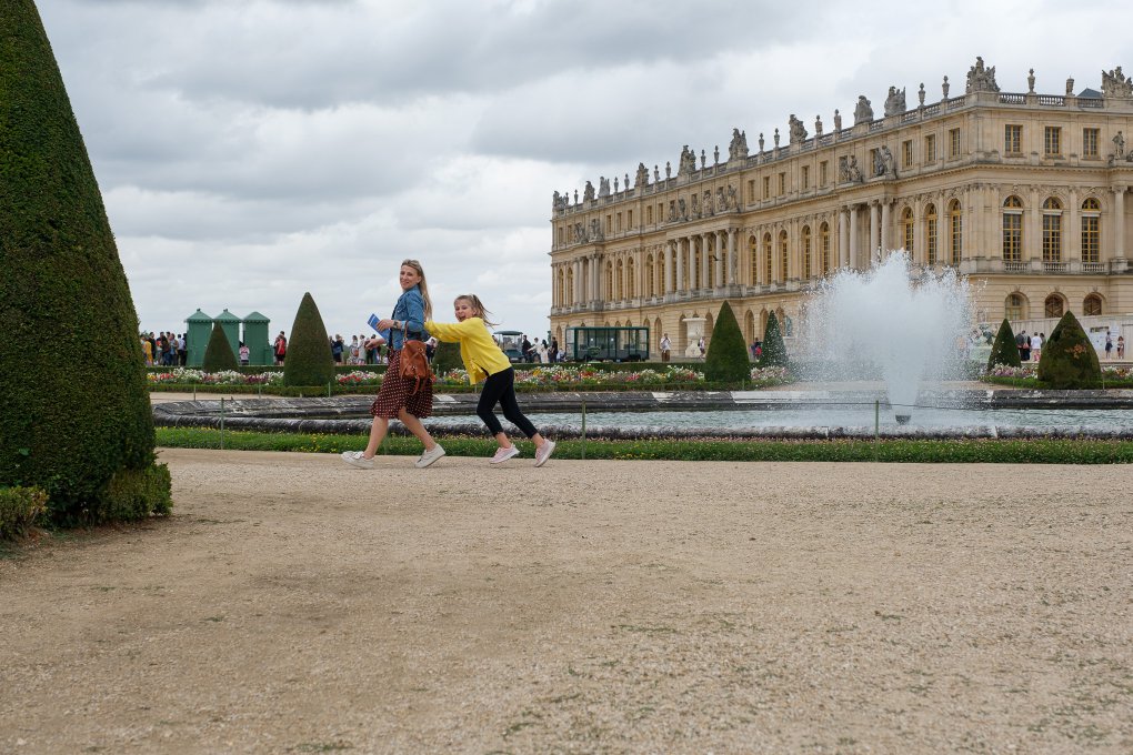 Girls in front of the Palace of Versailles Girls in front of the Palace of Versailles